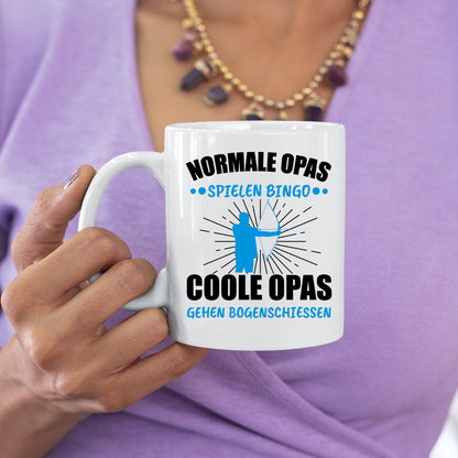 Bogenschießen Tasse | normale Opas spielen Bingo coole Opas gehen Bogenschiessen |