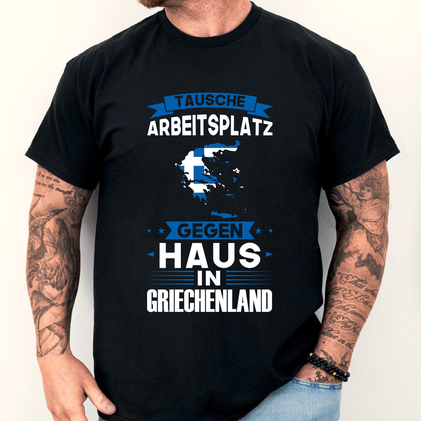 Mann trägt ein T-Shirt mit der Aufschrift "Griechenland Shirt | tausche Arbeitsplatz Geschenk Griechen".