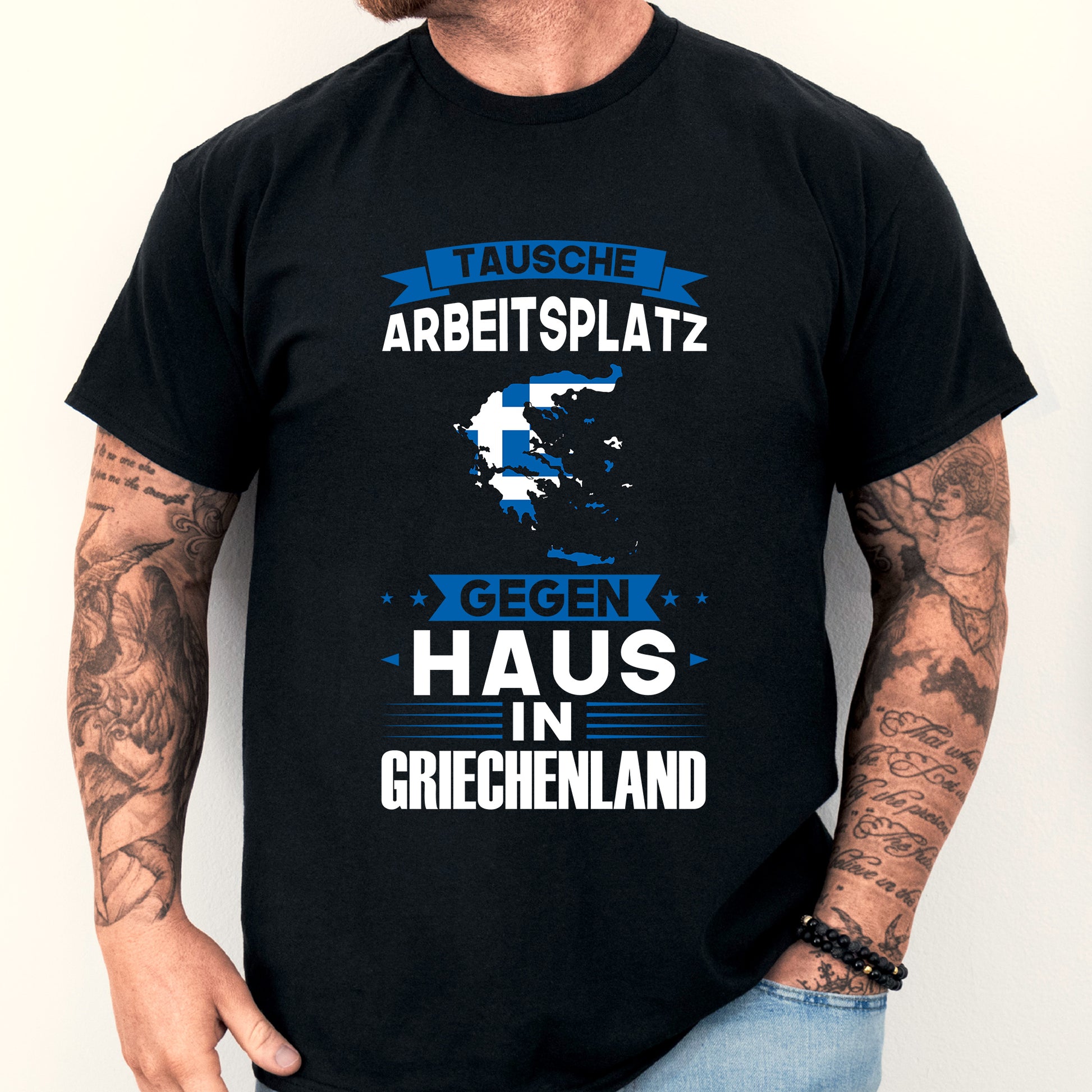 Mann trägt ein T-Shirt mit der Aufschrift "Griechenland Shirt | tausche Arbeitsplatz Geschenk Griechen".